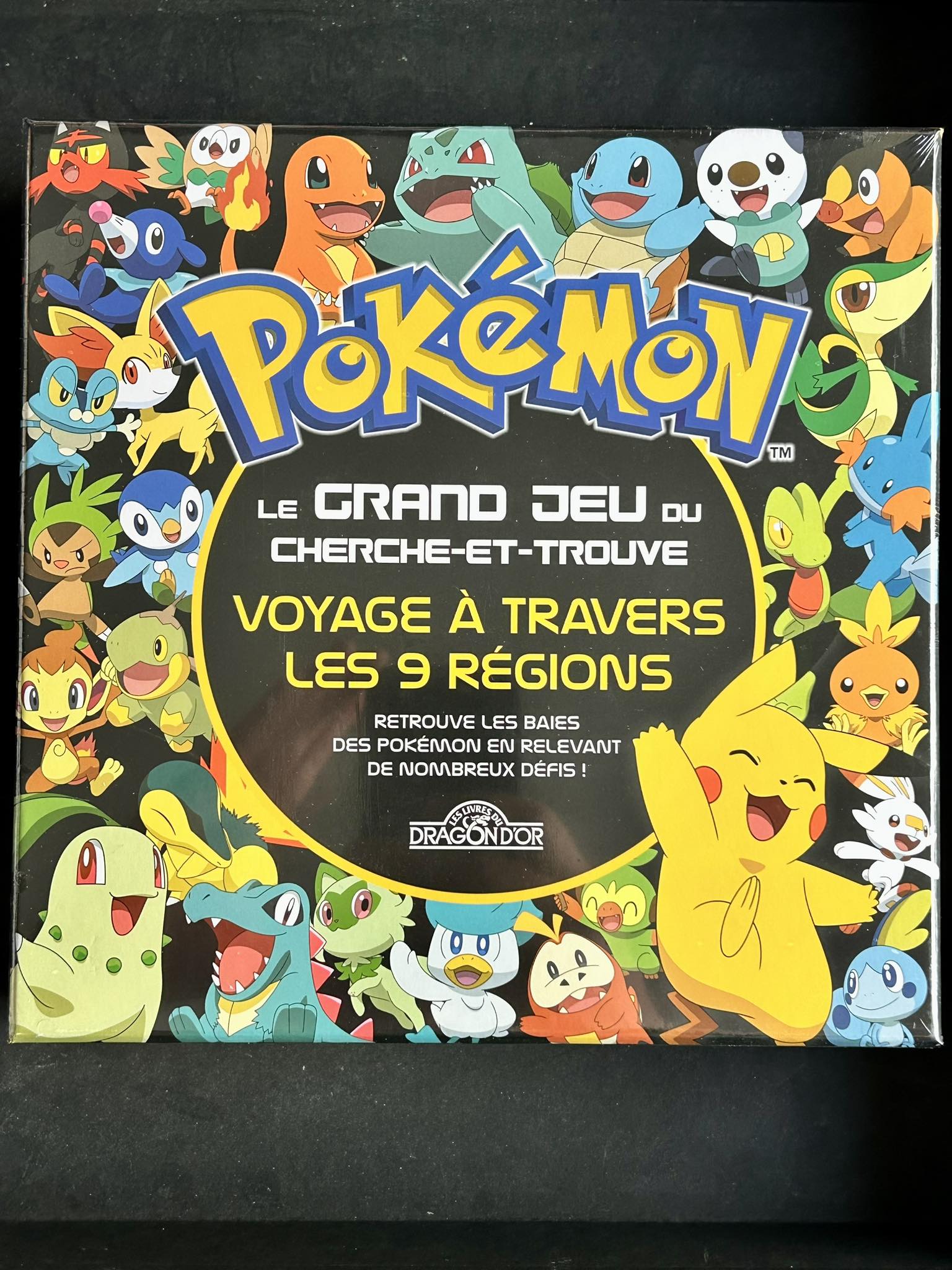 Pokémon – Le grand jeu du cherche-et-trouve – Voyage à travers les 9  régions – Jeu de société avec un plateau, des pions, un sablier, 200 cartes  et 20 scènes de cherche-et-trouve –